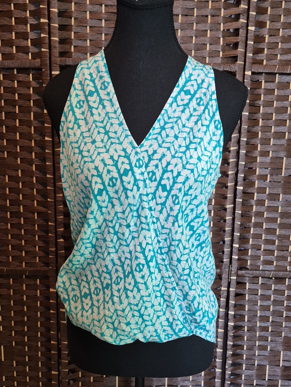 Printed V-Neck Sleeveless Camisole in Teal & White
